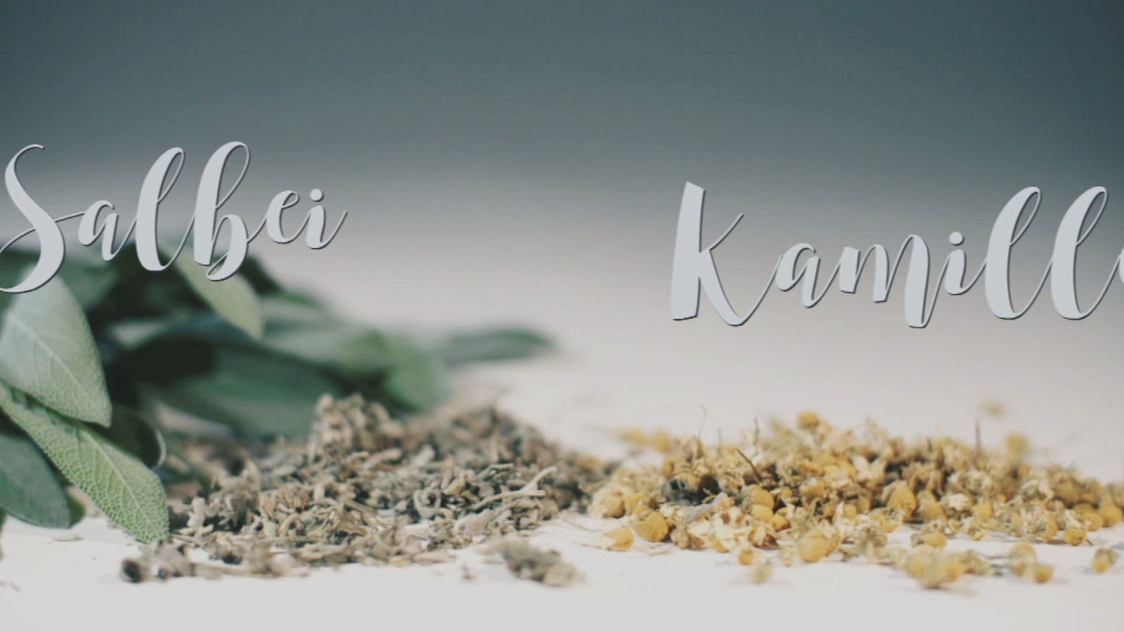 Auf verschiedenen Haufen liegen Gewürze und Kräuter. Darüber steht in weißer Schrift "Salbei" und "Kamille".
