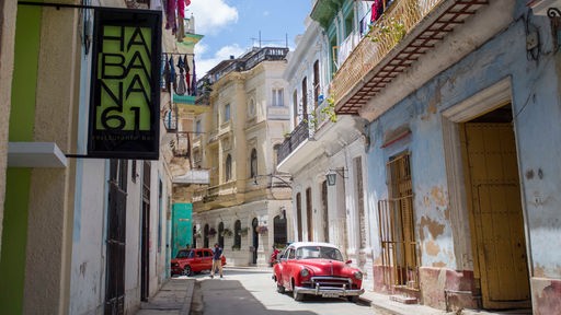 kubanische Gasse mit Auto und einem Habana-Restaurant.
