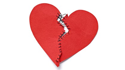 Symbolbild: Zerschnittenes Herz aus Pappe ist zusammengenäht
