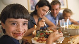 Eine Familie beim gemeinsamen Essen