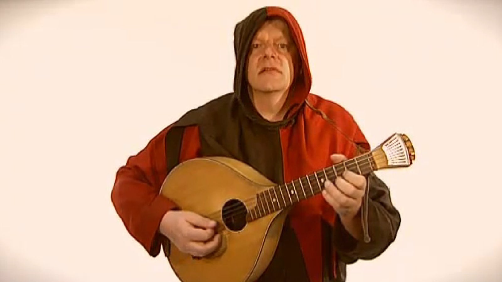Ein Mann in mittelalterlicher Kleidung singt einen Minnesang.