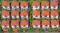 Luftbild von 18 Häusern gleicher Bauweise