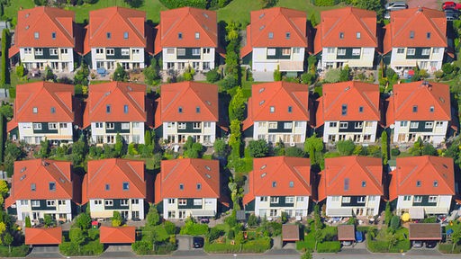 Luftbild von 18 Häusern gleicher Bauweise
