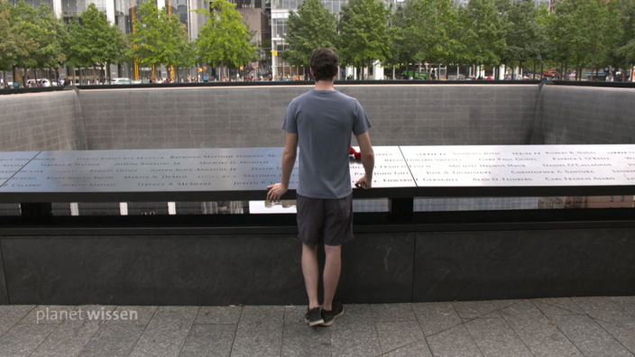 Ein Mann steht vor dem Denkmal für den 11.September 2001