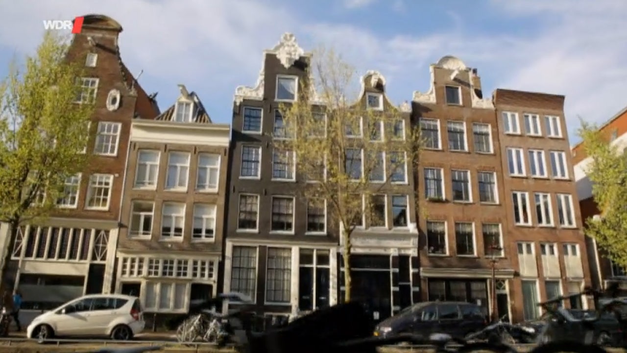 Typische Häuserzeile in an einer Amsterdamer Gracht