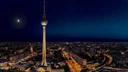 beleuchtete Stadt bei Nacht.