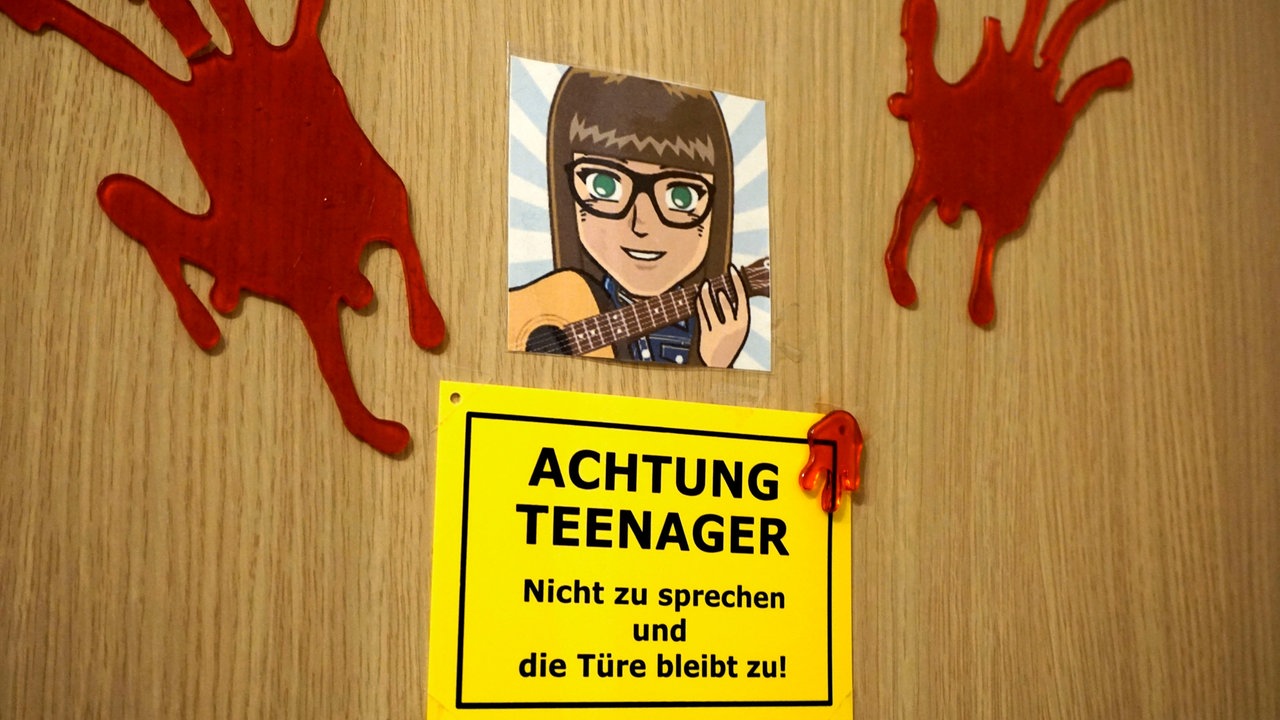 Schild an der Zimmertür eines 16-jährigen Mädchens mit der Aufschrift: "Achtung Teenager. Nicht zu sprechen und die Türe bleibt zu!"