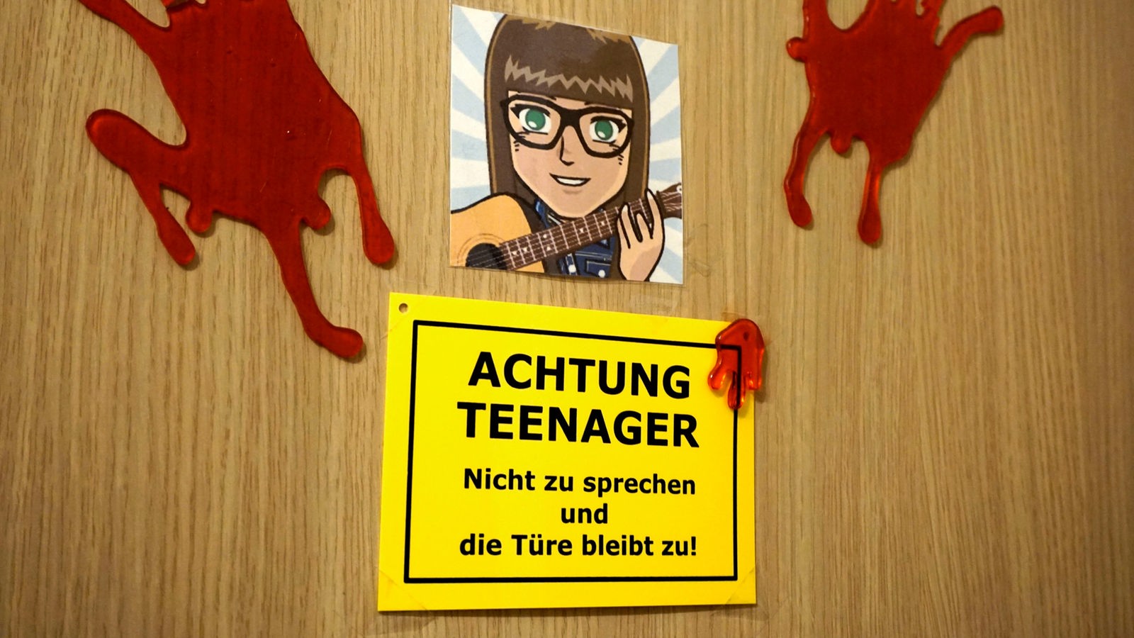 Schild an der Zimmertür eines 16-jährigen Mädchens mit der Aufschrift: "Achtung Teenager. Nicht zu sprechen und die Türe bleibt zu!"