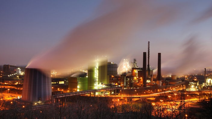 Beleuchtetes Stahlwerk in Duisburg.