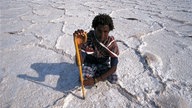 Afar Nomade im Salzsee