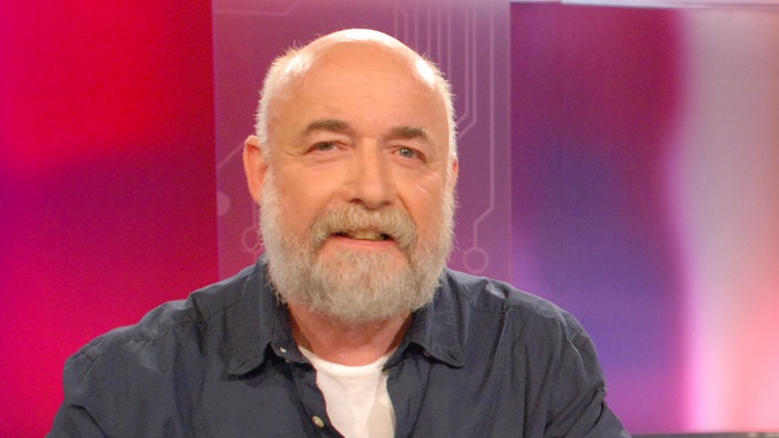 Portraitaufnahme von Fred Lange im Planet Wissen-Studio.