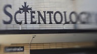 Teilweise verschwommener Schriftzug von Scientology. 