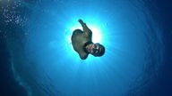 Apnoetaucherin unter Wasser