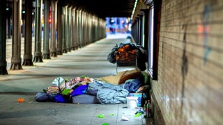Die Habseligkeiten eines Obdachlosen liegen unter einer Eisenbahnunterführung am Hauptbahnhof in Hannover (Niedersachsen).