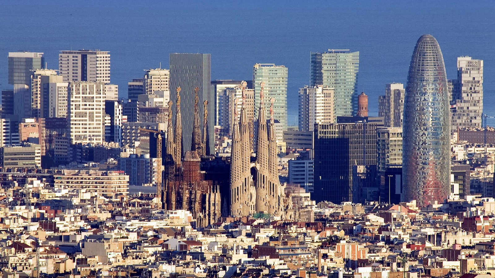Übersicht über Barcelona mit Sagrada Familia, Hochhäusern und Altstadt