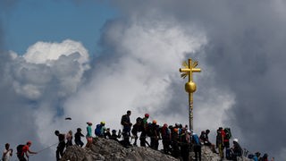 Gedränge am Gipfelkreuz der Zugspitze