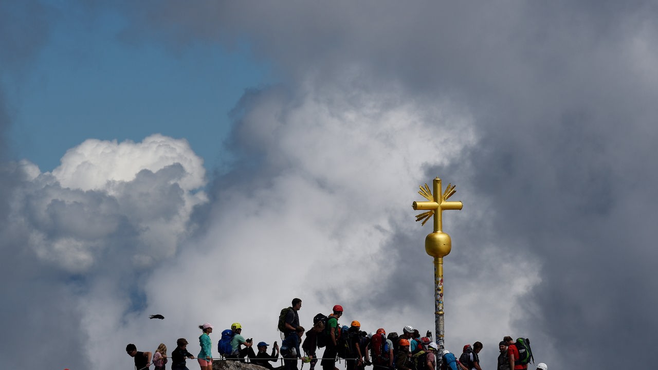 Gedränge am Gipfelkreuz der Zugspitze