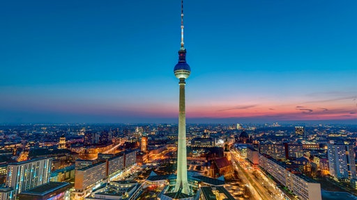 Die Skyline von Berlin mit dem Fernsehturm nach Sonnenuntergang