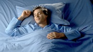 schlafende Person im Bett.