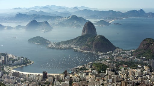 Blick von oben auf Rio de Janeiro mit Strand, Meer und den Berg Zuckerhut