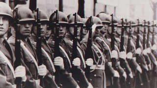 Schwarzweiß-Foto: Nahaufnahme einer Reihe von Soldaten