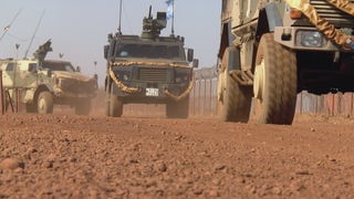 Bundeswehr-Jeeps in der Wüste