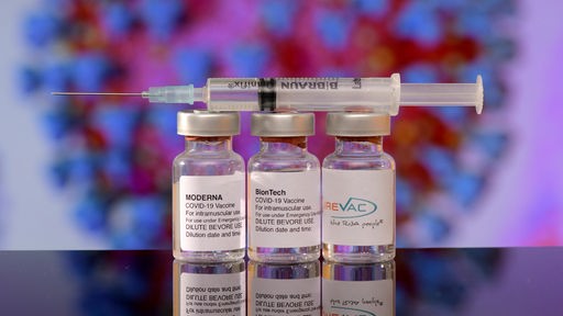 Drei Ampullen mit Impfstoffen verschiedener Hersteller gegen den Coronavirus