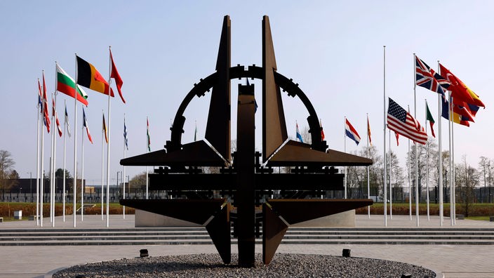 Die NATO-Sternenskulptur am Sitz der NATO in Brüssel.