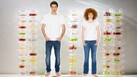 Collage: Mann und Frau stehen vor überdimensionalen Tablettenröhrchen