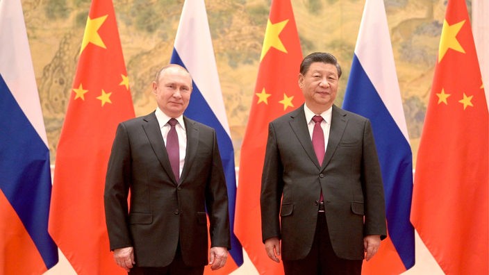 Wladimir Putin und Xi Jinping vor den Flaggen ihrer Länder beim Staatsbesuch am 4.2.2022.