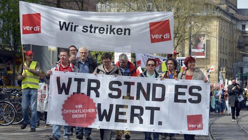 Gewerkschafter demonstrieren bei einem Warnstreik des öffentlichen Dienstes für mehr Lohn 