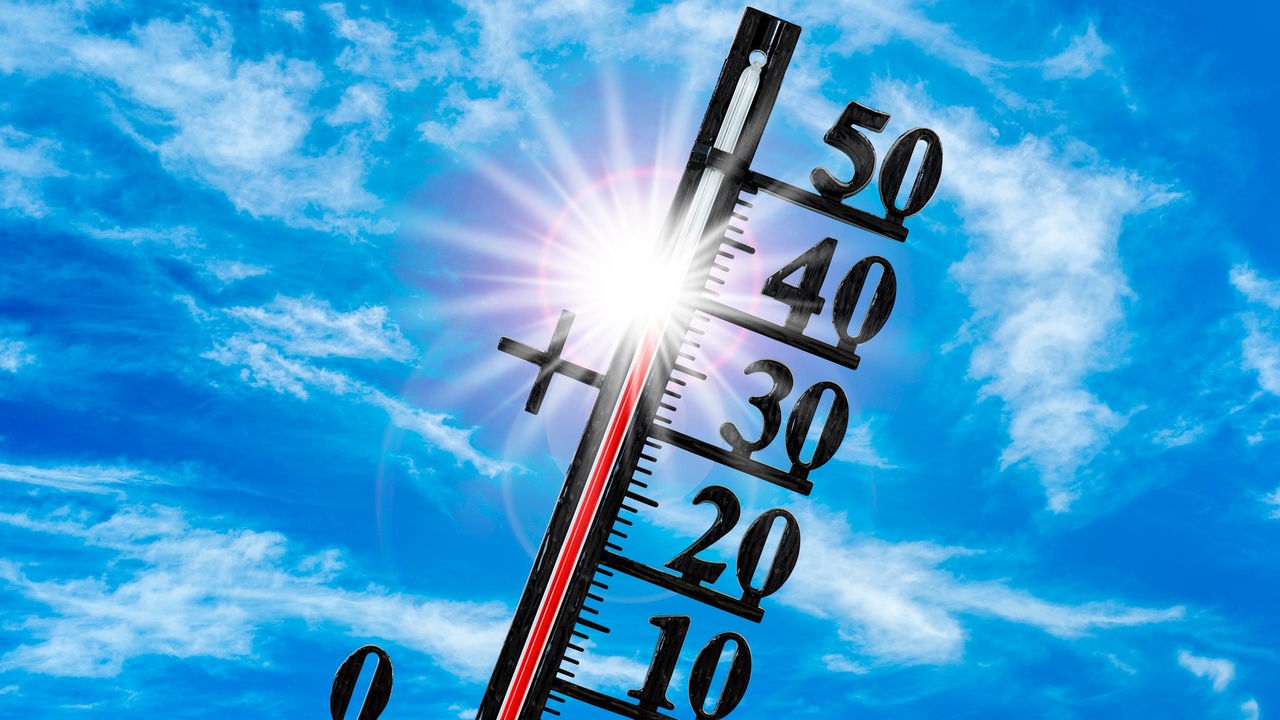 Ein Thermometer vor hochstehender Sonne zeigt 40 Grad Celsius