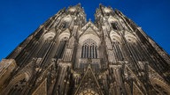 Der Kölner Dom angestrahlt bei Nacht. 