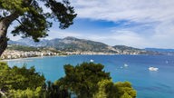 Küstenabschnitt der Cote d’Azur mit Meer, Bergen und Blick auf die Stadt Menton
