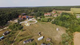 Luftaufnahme des Öko-Dorfs "Sieben Linden"