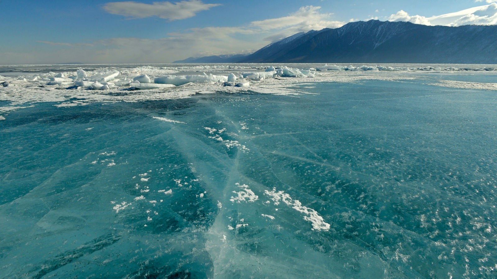 Unendlich scheinende blaue Eisfläche auf dem zugefrorenen Baikalsee, Sibirien