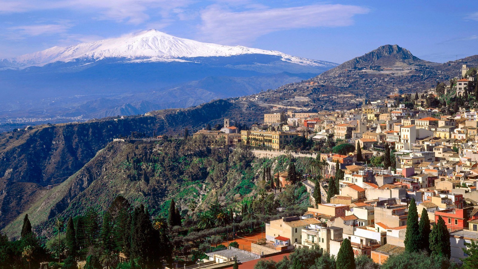 Blick über die Stadt Taormina auf den Vulkan Ätna