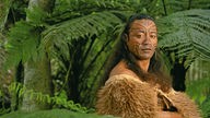 Tätowierter Maori im Dschungel.