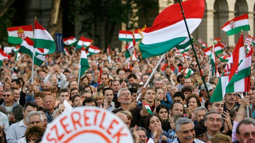 Protestierende Menschen vor dem ungarischen Parlament in Budapest.