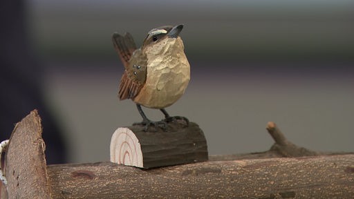 Geschnitzter Vogel aus Holz.