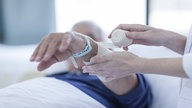 Mann wird im Krankenhaus behandelt.