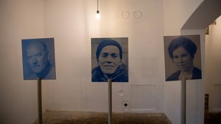 Schwarzweißfotos der Opfer, die im Warteraum in der Gedenkstädte Pirna-Sonnenstein ausgestellt werden. Hier wurden die Menschen aufgefordert sich zu entkleiden, bevor sie in die Gaskammer vom medizinischen Personal der Anstalt gebracht wurden.