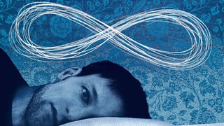 Eine achtförmige Schleife über einem schlaflos im Bett liegenden Mann.