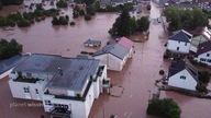 Luftbild eines überfluteten Dorfes bei der Hochwasserkatastrophe im Ahrtal.