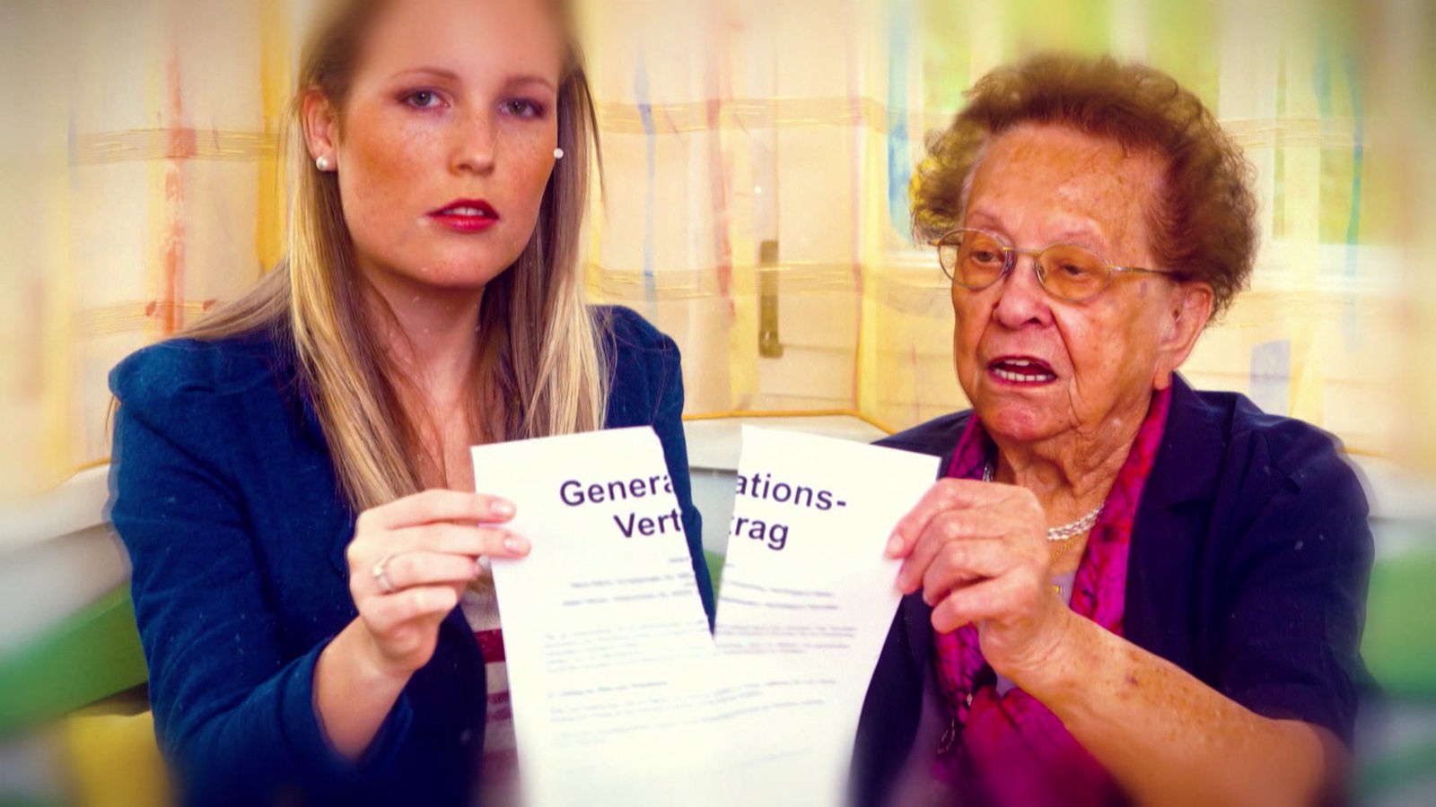 Junge Frau und ältere Frau nebeneinander; beide halten ein stark eingerissenes Papier auf dem 'Generationenvertrag' steht.