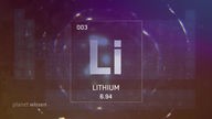 Grafik: Dunkelblauer Hintergrund über dem das Lithium-Zeichen aus dem Periodensystem der Elemente in heller platziert ist.