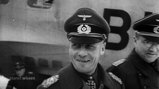 Schwarzweiß-Fotografie mit Erwin Rommel in Uniform.