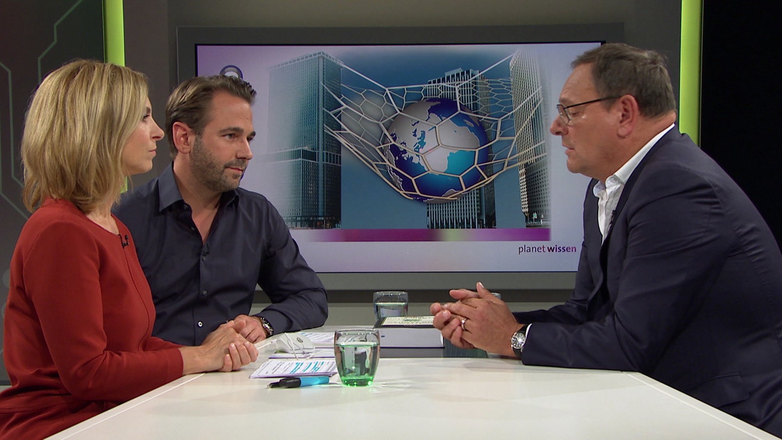 Die Planet Wissen Moderatoren Birgit Klaus und Dennis Wilms gemeinsam mit dem Studiogast Hans-Jürgen Jakobs.