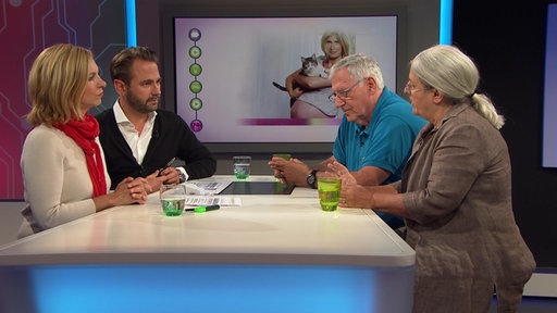 Monika Niehaus und Heinz Mehlhorn gemeinsam mit den Planet Wissen Moderatoren Dennis Wilms und Birgit Klaus.