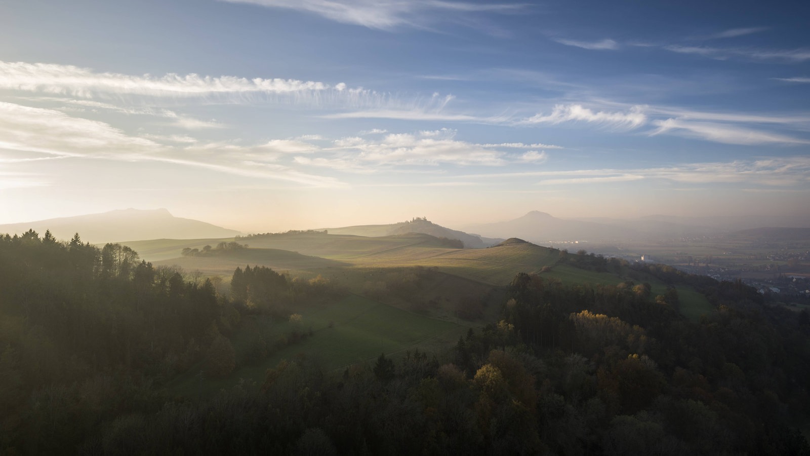 Landschaftsaufnahme: Blick auf den Hegau mit Hohenstoffeln und, Mägdeberg und Hohenhewen.